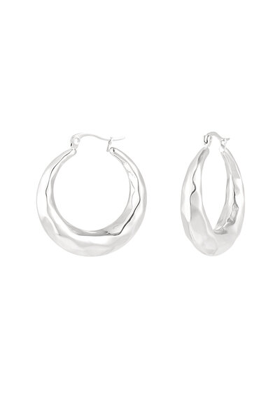 Round earrings with dented motif Silver